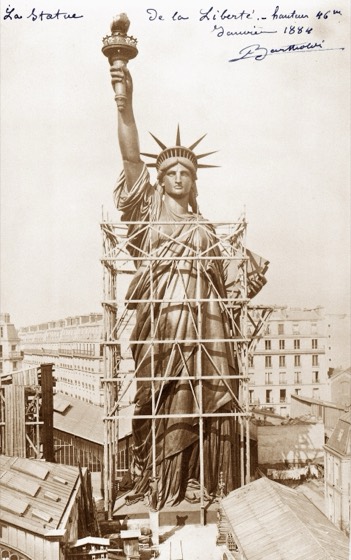 a estátua sobre os telhados de Paris, com a inscrição de próprio punho de Bartholdi (janeiro de 1884)